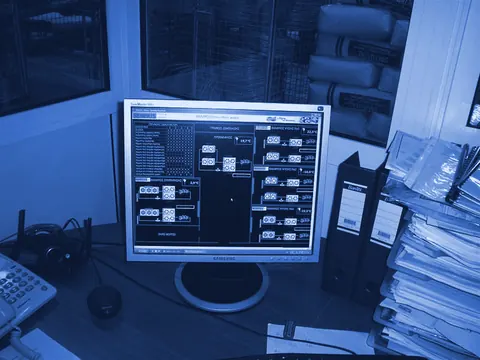Σύστημα SCADA με οθόνη συναγερμών και κατάστασης μηχανημάτων