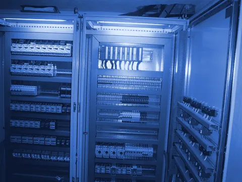 Ανοιχτός πίνακας αυτοματισμού με PLC Siemens και καλωδίωση