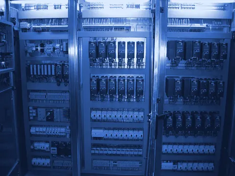 Πίνακας αυτοματισμού με ρυθμιστές στροφών (inverters) και PLC
